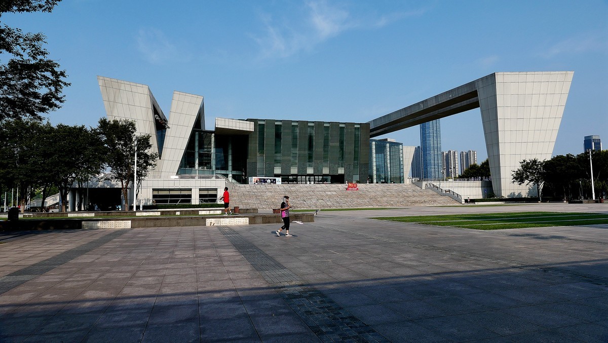 试机（小卡片机DC-LX100M2）武汉印象---琴台剧院和五环大道街景随拍！