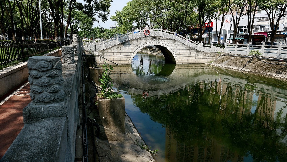 试机（小卡片机DC-LX100M2）武汉印象---琴台剧院和五环大道街景随拍！