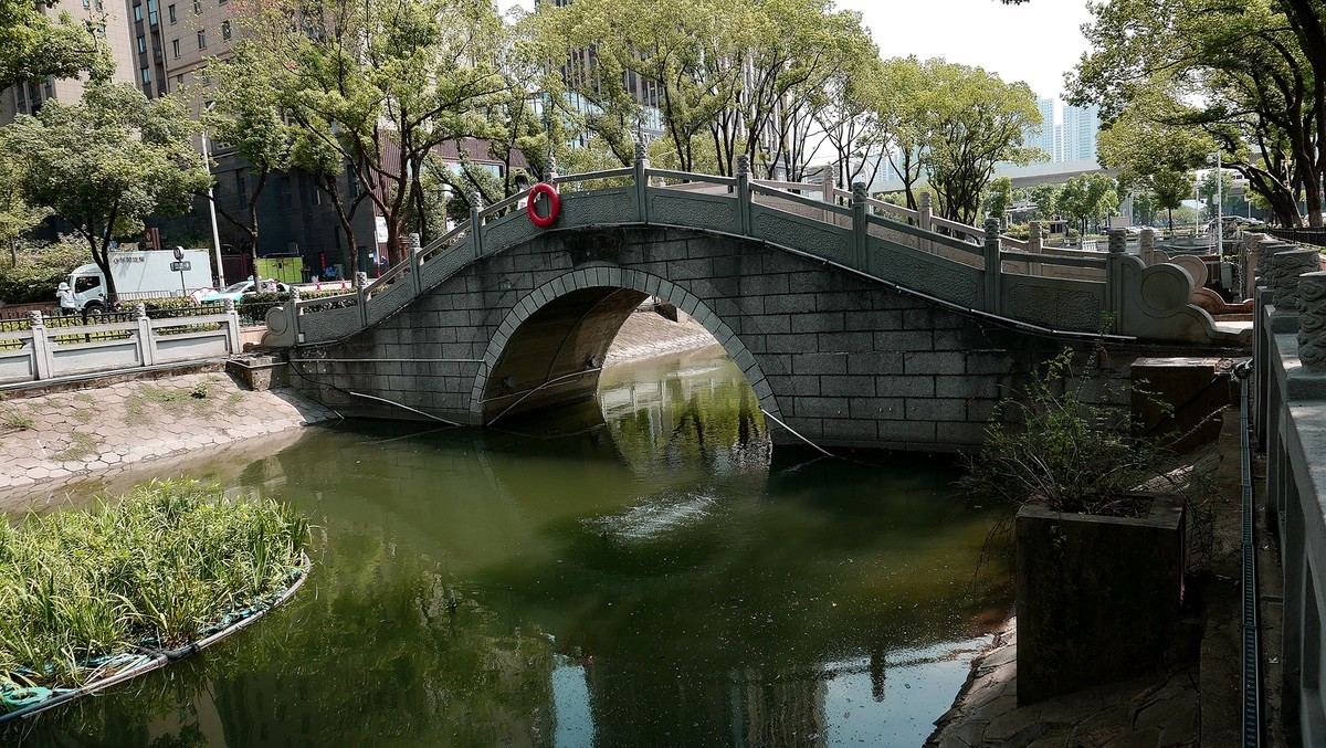 试机（小卡片机DC-LX100M2）武汉印象---琴台剧院和五环大道街景随拍！