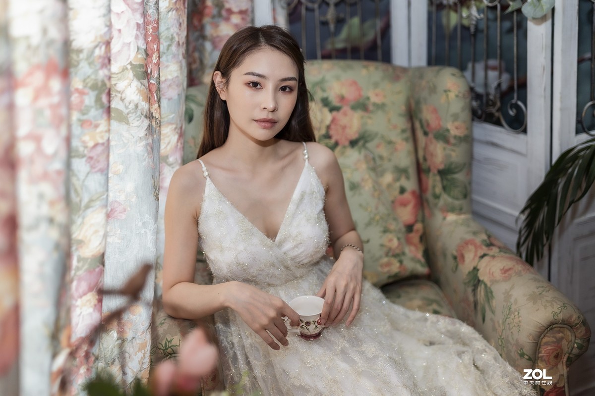 室内吊带白纱长裙美女