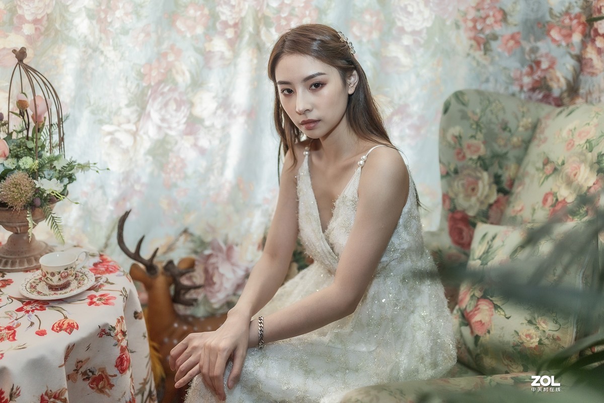 室内吊带白纱长裙美女