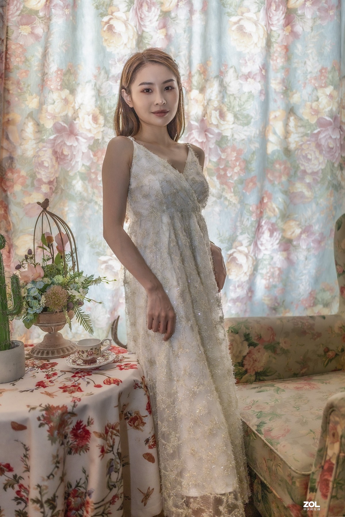 室内吊带白纱长裙美女