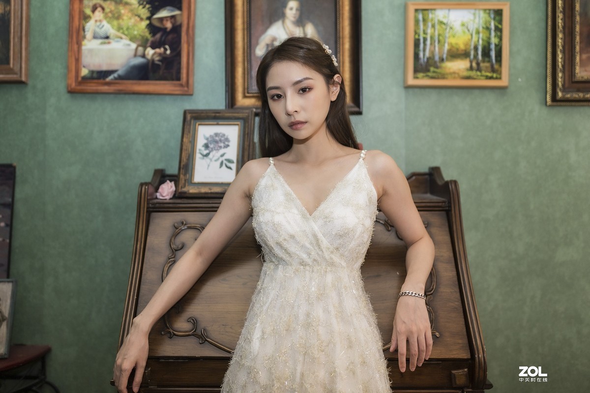 室内吊带白纱长裙美女