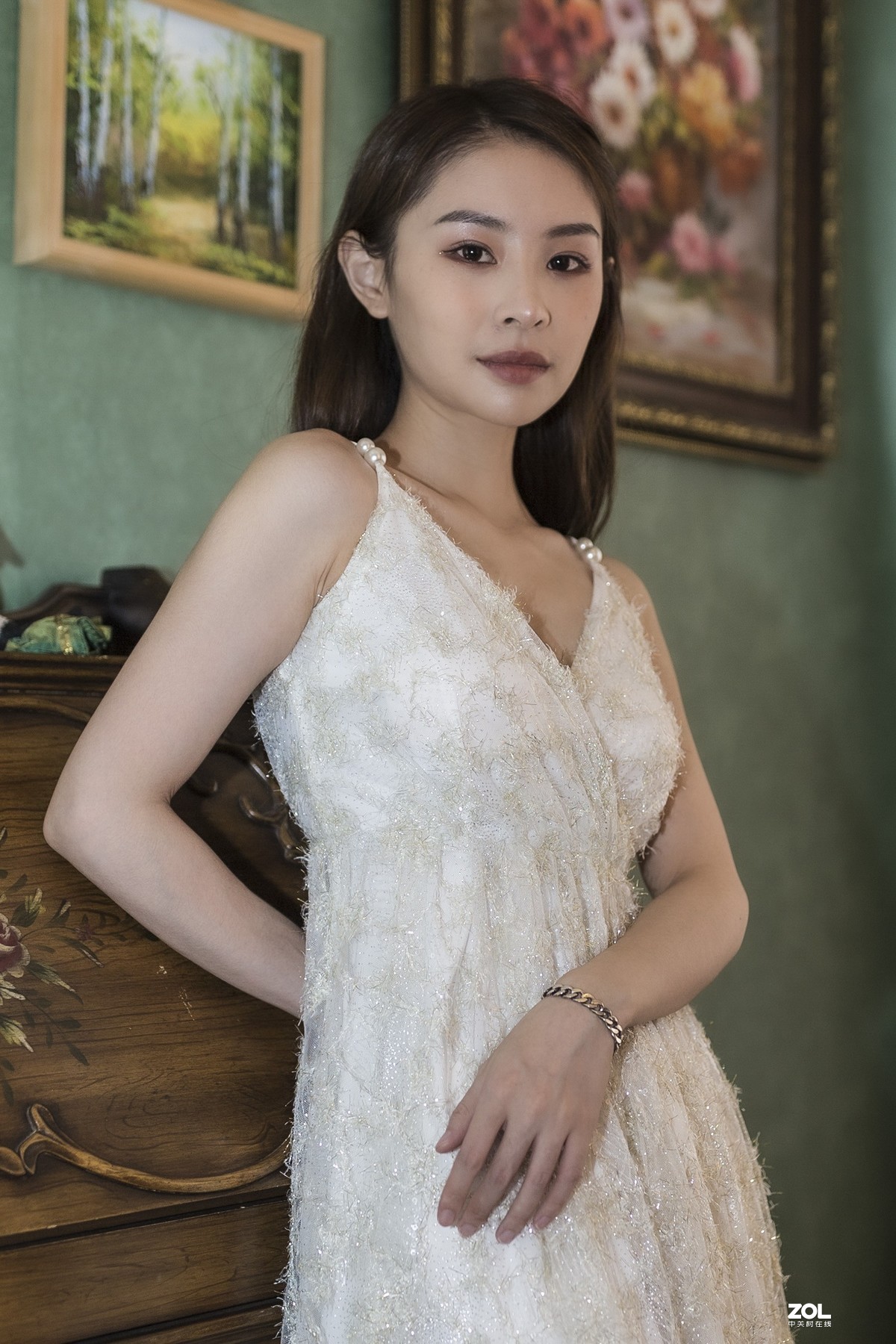 室内吊带白纱长裙美女