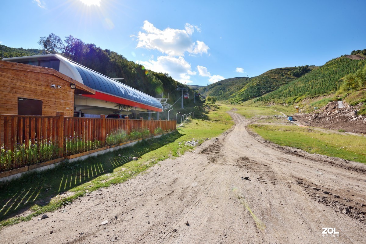 崇礼云顶大酒店夏日的滑雪场风光