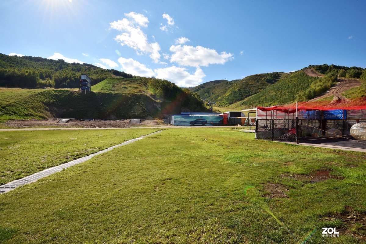 崇礼云顶大酒店夏日的滑雪场风光