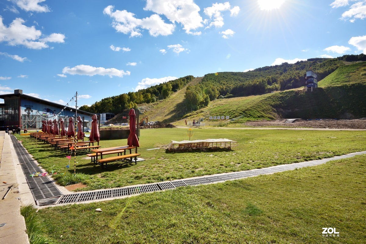 崇礼云顶大酒店夏日的滑雪场风光