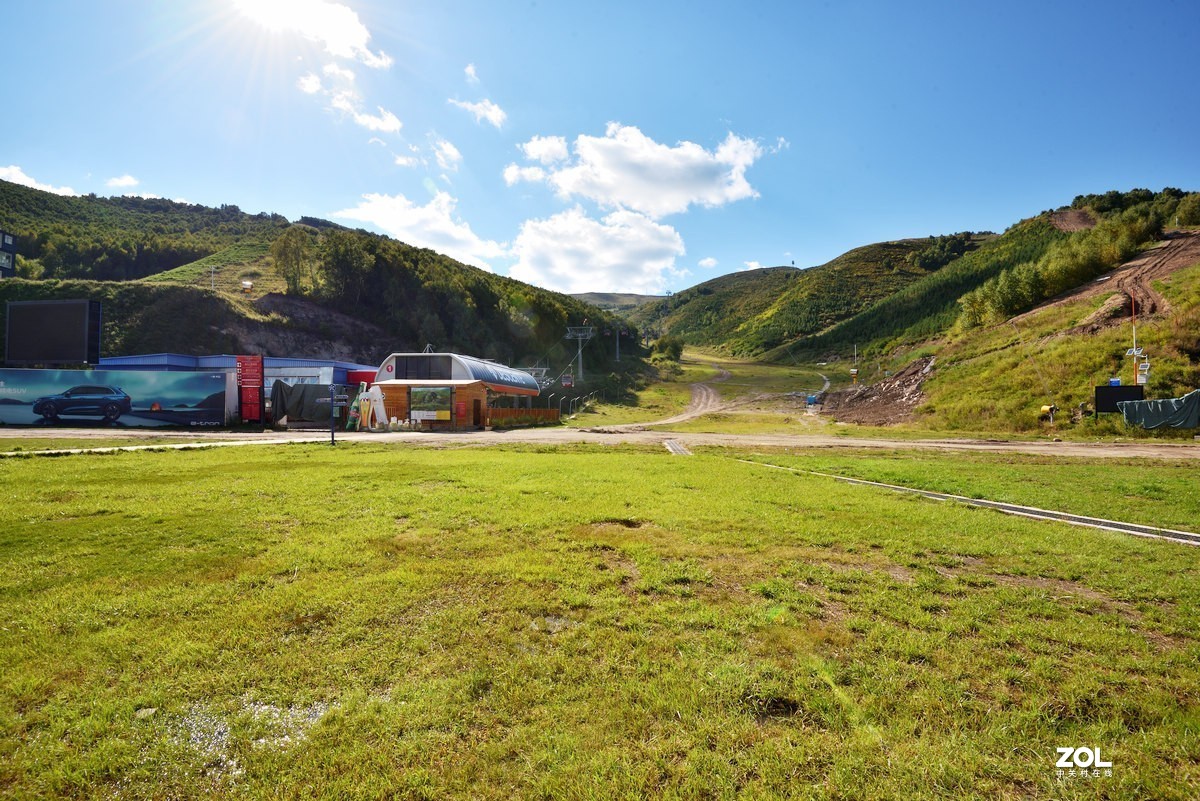 崇礼云顶大酒店夏日的滑雪场风光