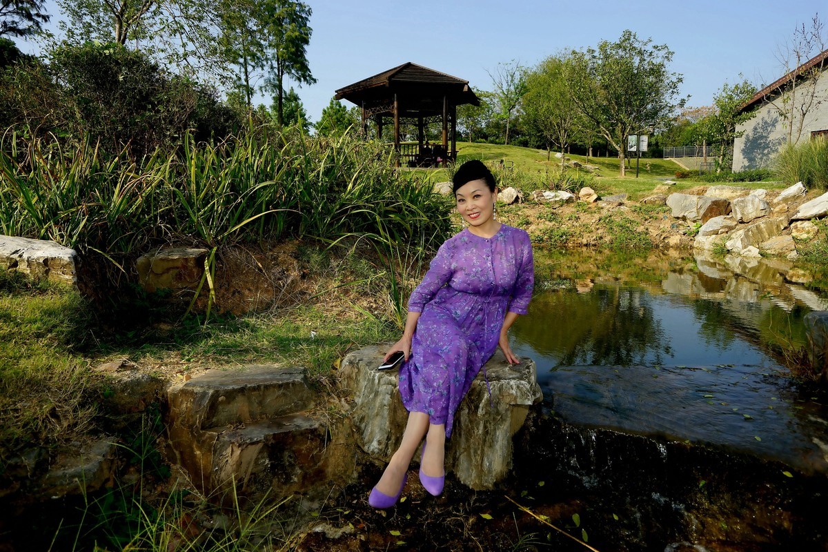 休闲在码头潭公园的静如美女！