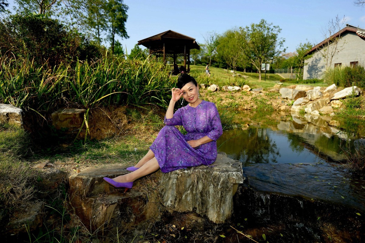 休闲在码头潭公园的静如美女！