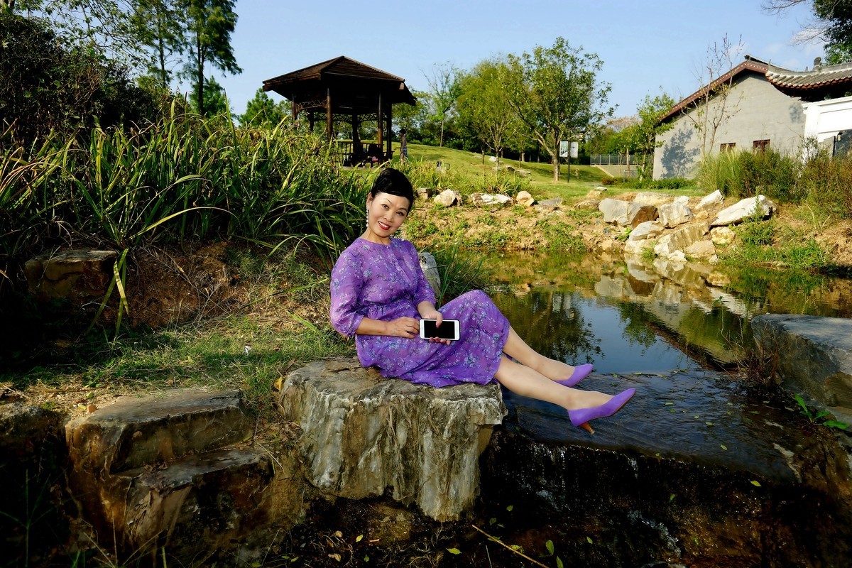 休闲在码头潭公园的静如美女！