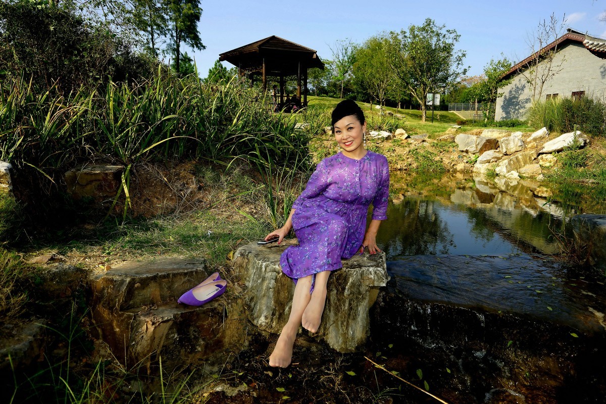 休闲在码头潭公园的静如美女！