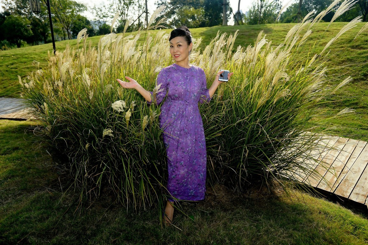 休闲在码头潭公园的静如美女！