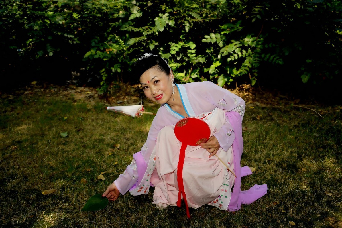 休闲在码头潭公园的静如美女！