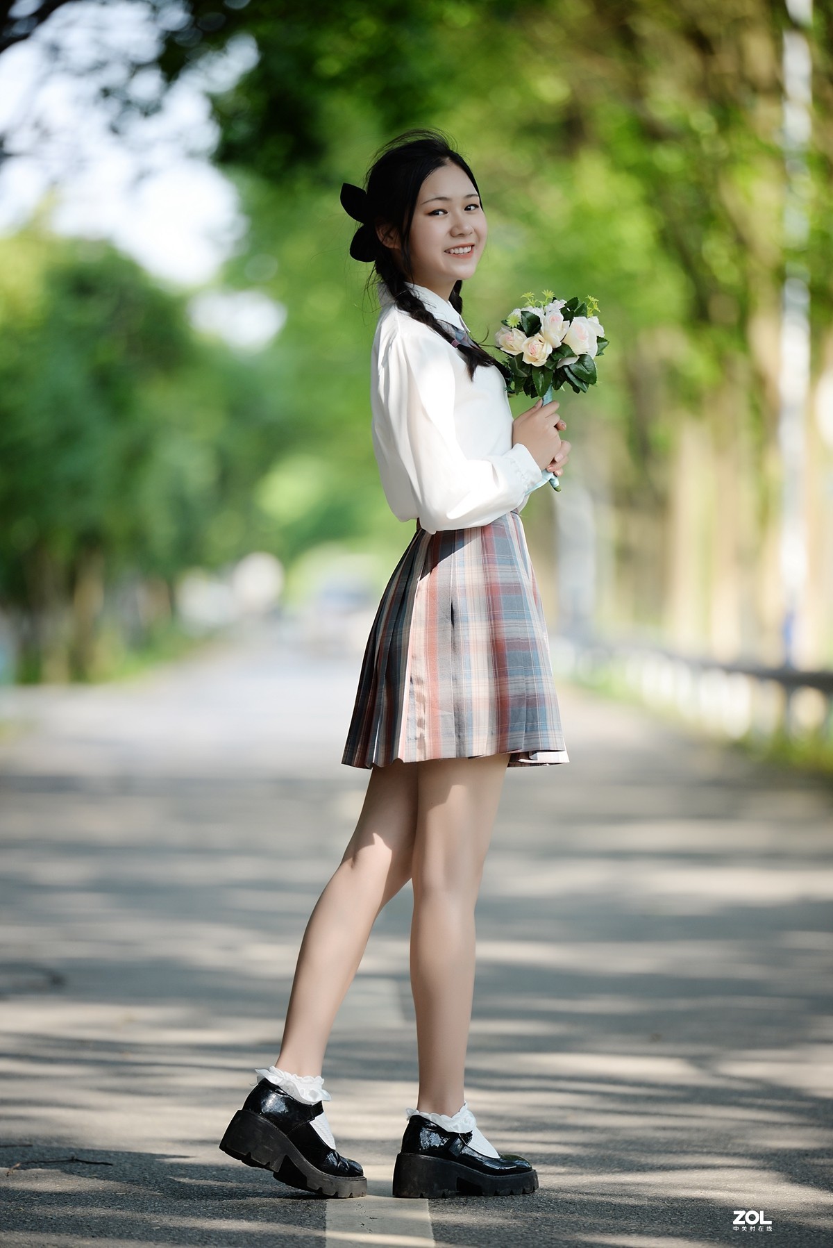 夏日林荫拍jk美女腾龙a009