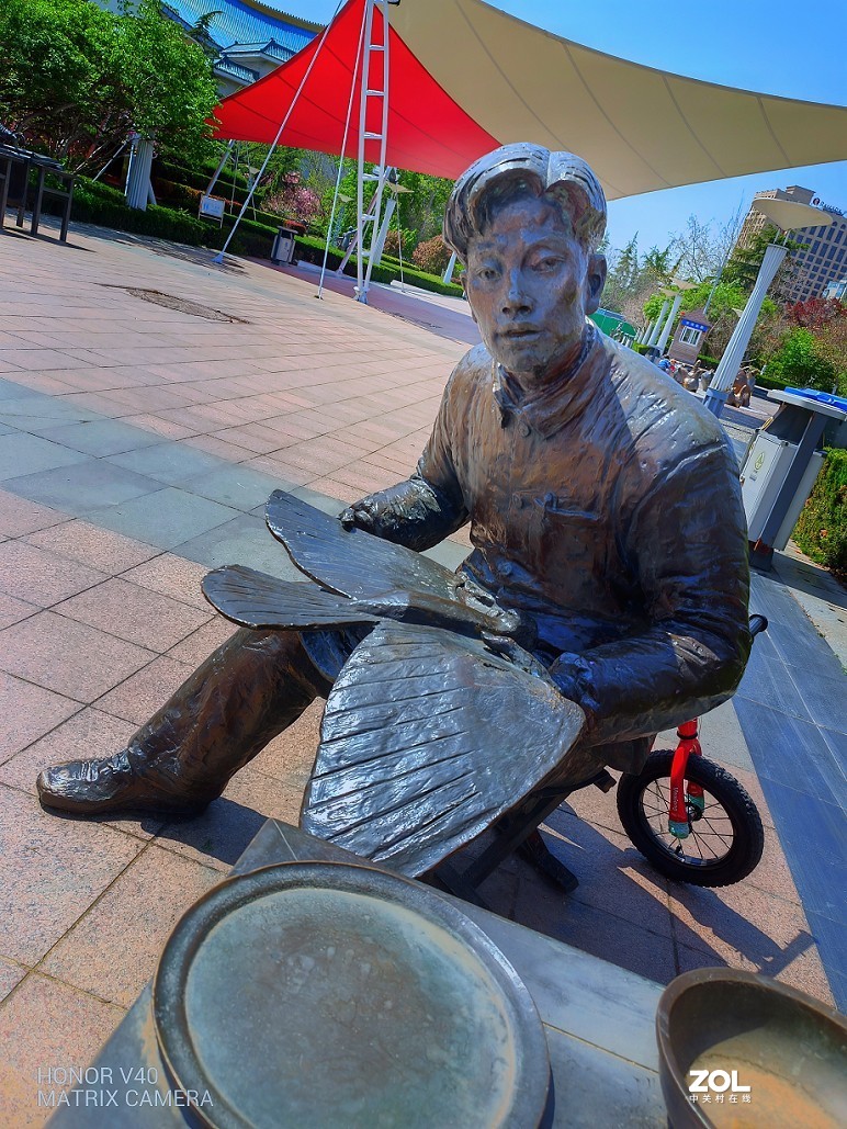 实际前后上的这些《雕塑人像》都是与风筝有关的，这是在风筝城拍的。