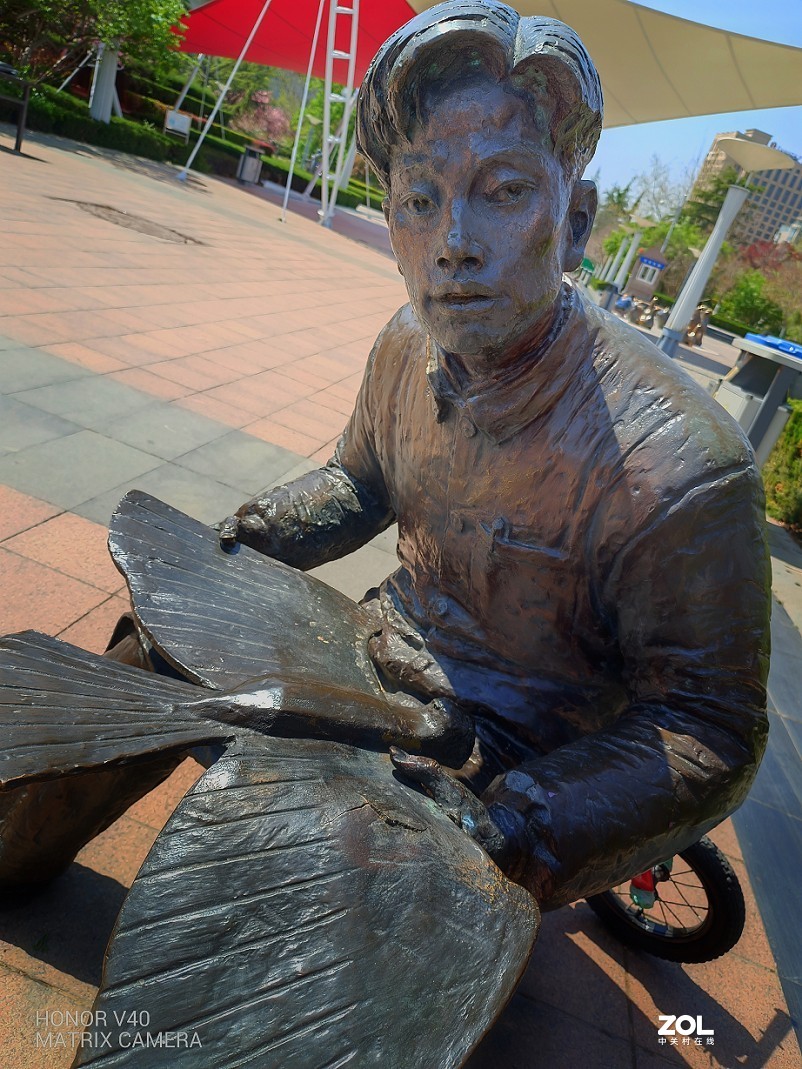 实际前后上的这些《雕塑人像》都是与风筝有关的，这是在风筝城拍的。