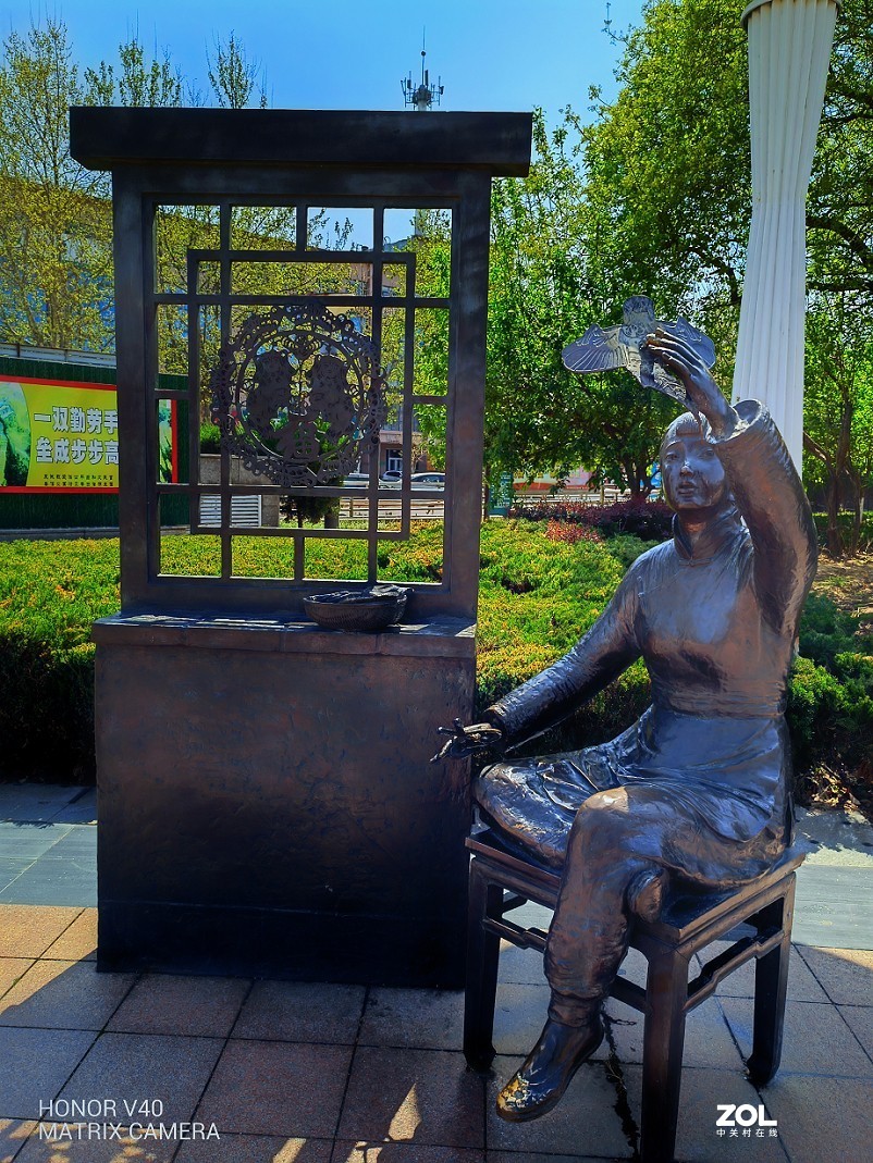 实际前后上的这些《雕塑人像》都是与风筝有关的，这是在风筝城拍的。