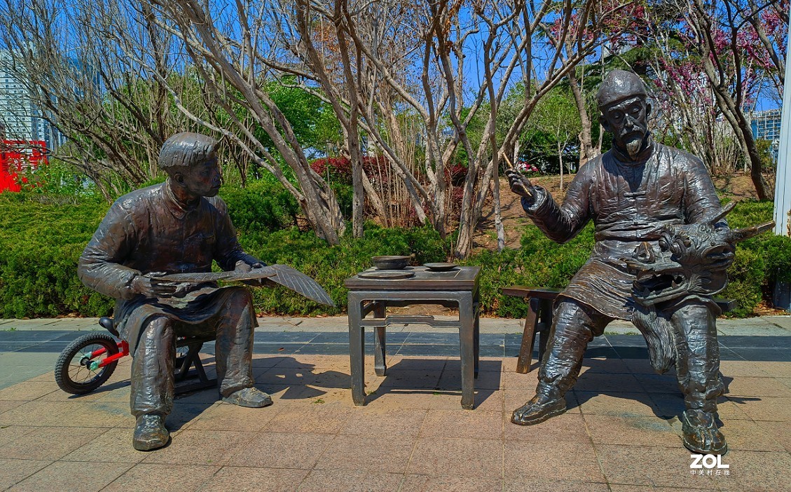 实际前后上的这些《雕塑人像》都是与风筝有关的，这是在风筝城拍的。