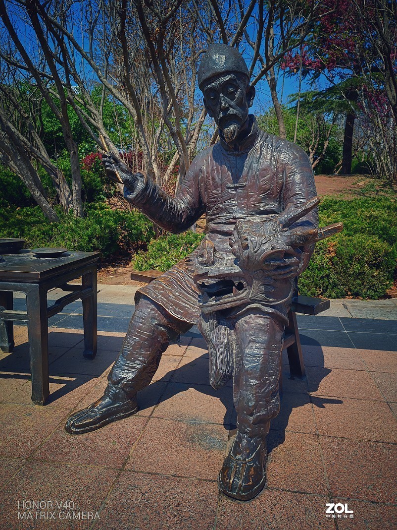 实际前后上的这些《雕塑人像》都是与风筝有关的，这是在风筝城拍的。