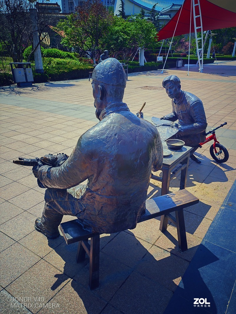 实际前后上的这些《雕塑人像》都是与风筝有关的，这是在风筝城拍的。