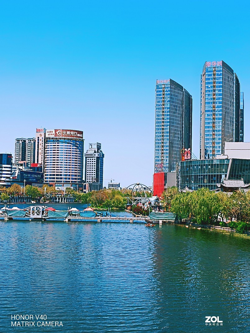 实际前后上的这些《雕塑人像》都是与风筝有关的，这是在风筝城拍的。