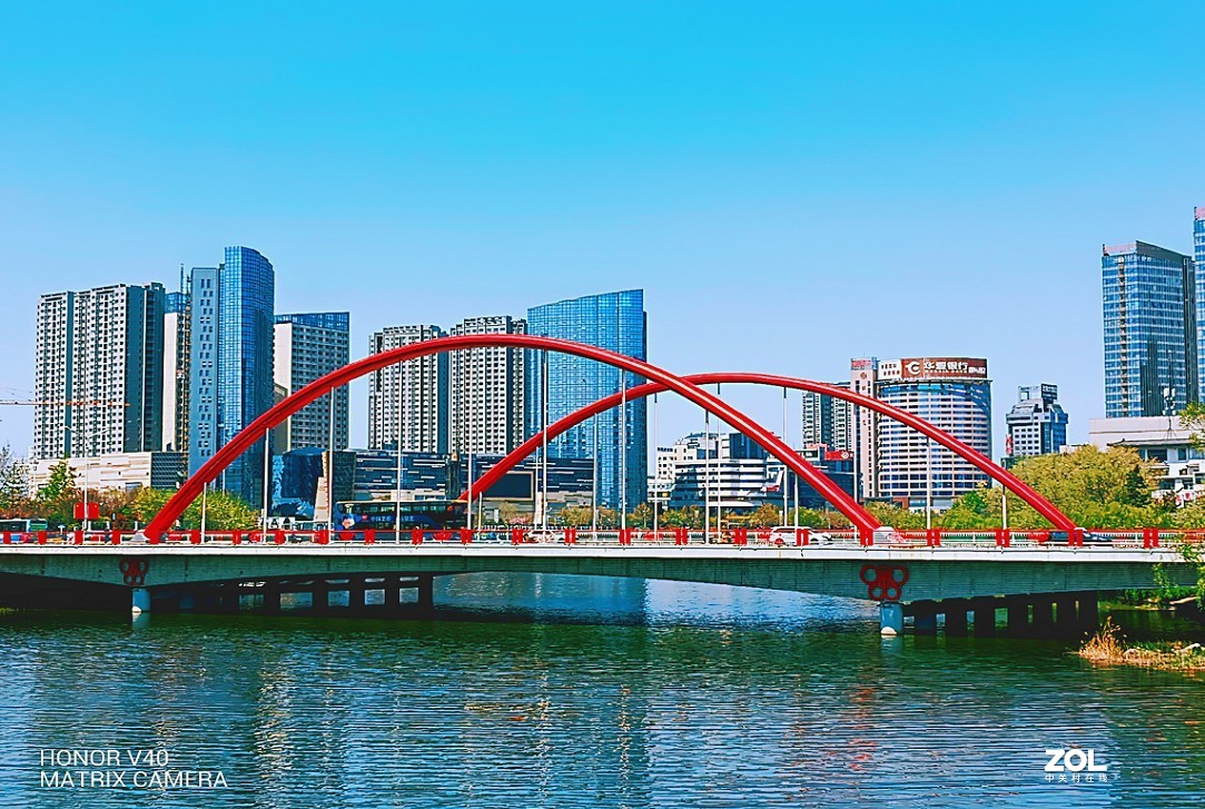 实际前后上的这些《雕塑人像》都是与风筝有关的，这是在风筝城拍的。