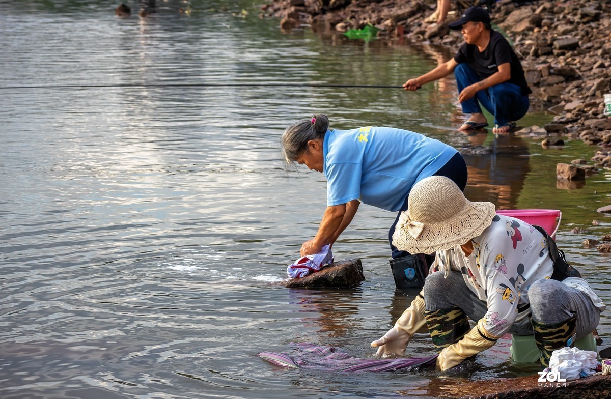 江边洗衣