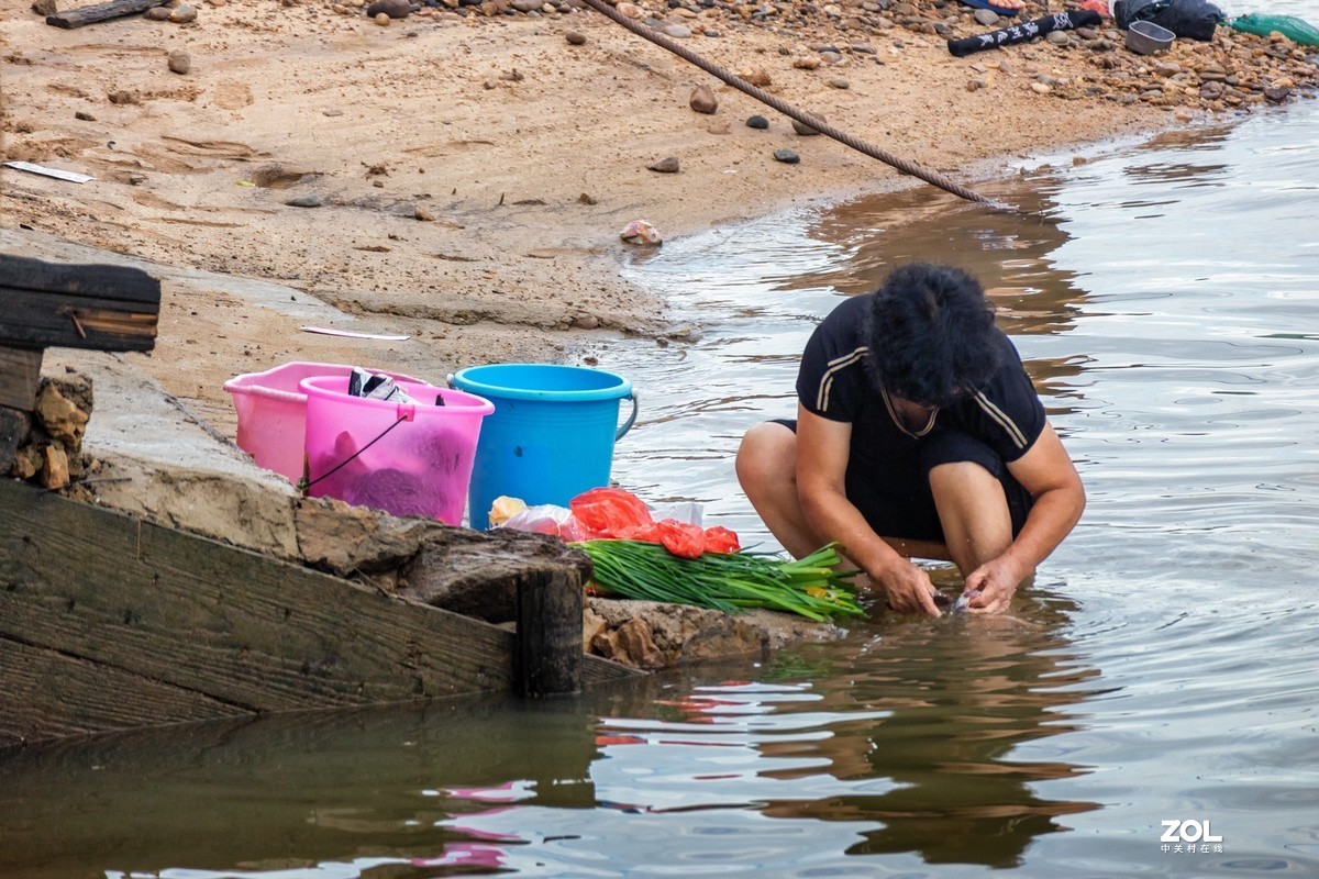 江边洗衣
