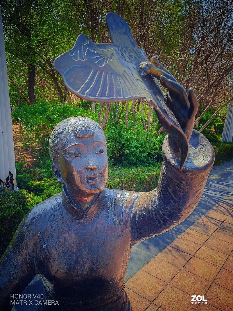 实际前后上的这些《雕塑人像》都是与风筝有关的，这是在风筝城拍的。