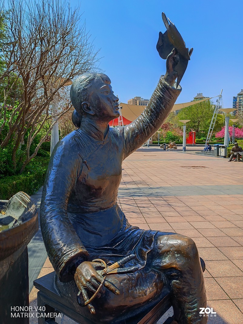 实际前后上的这些《雕塑人像》都是与风筝有关的，这是在风筝城拍的。