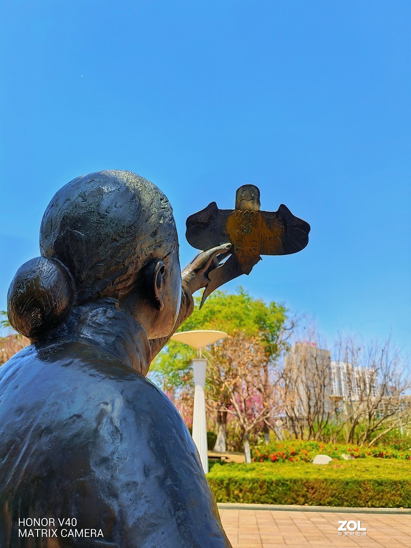 实际前后上的这些《雕塑人像》都是与风筝有关的，这是在风筝城拍的。