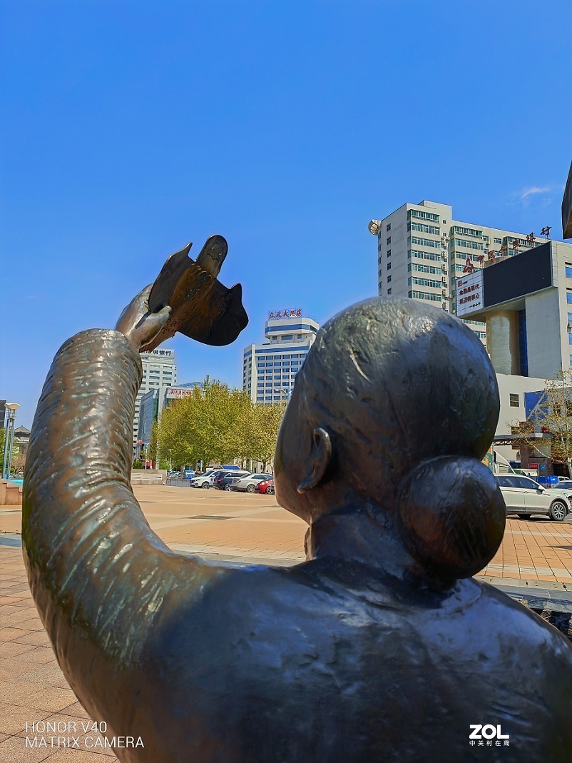 实际前后上的这些《雕塑人像》都是与风筝有关的，这是在风筝城拍的。