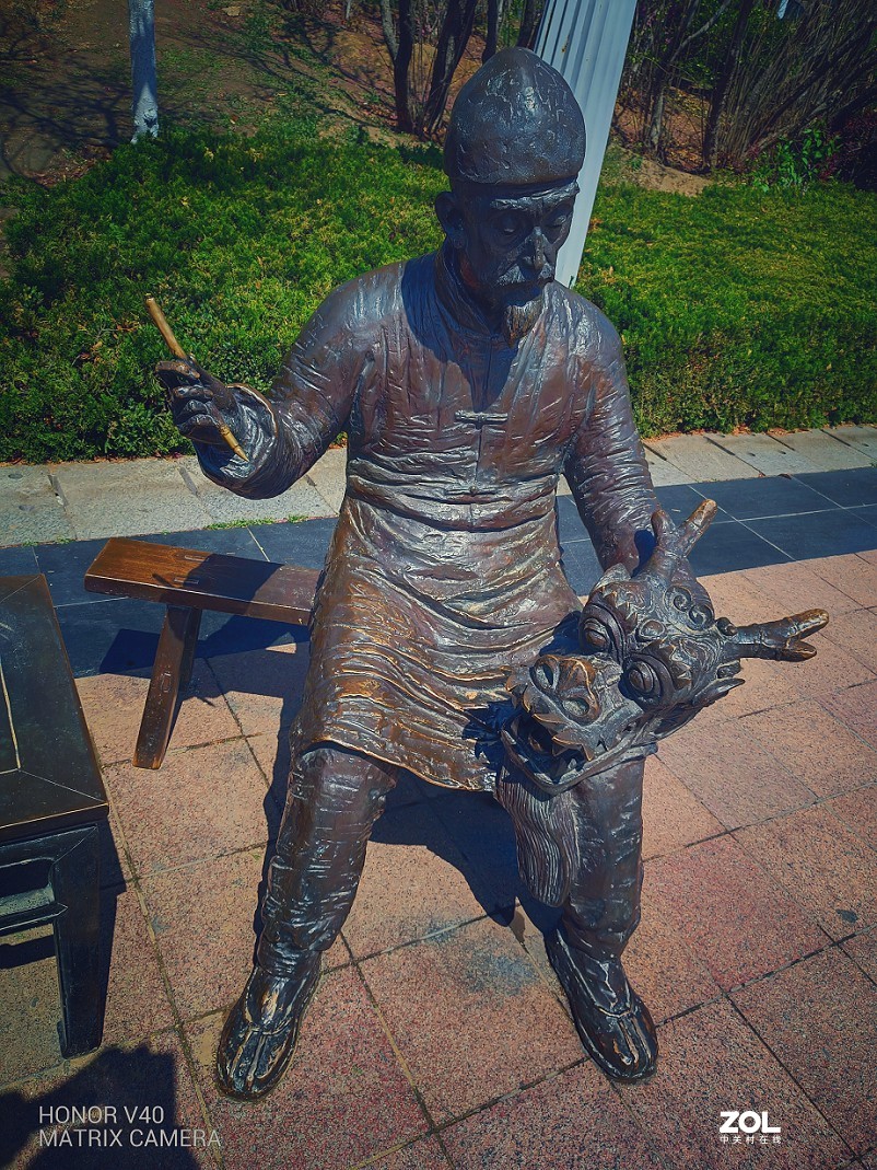 实际前后上的这些《雕塑人像》都是与风筝有关的，这是在风筝城拍的。