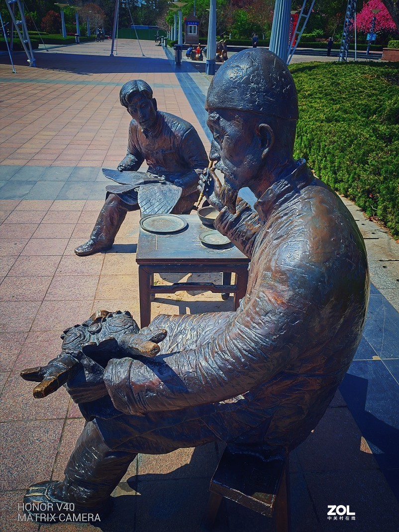 实际前后上的这些《雕塑人像》都是与风筝有关的，这是在风筝城拍的。