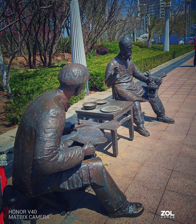 实际前后上的这些《雕塑人像》都是与风筝有关的，这是在风筝城拍的。