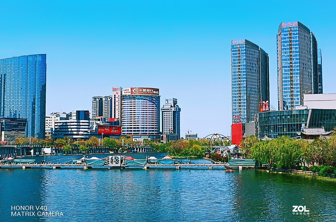 实际前后上的这些《雕塑人像》都是与风筝有关的，这是在风筝城拍的。