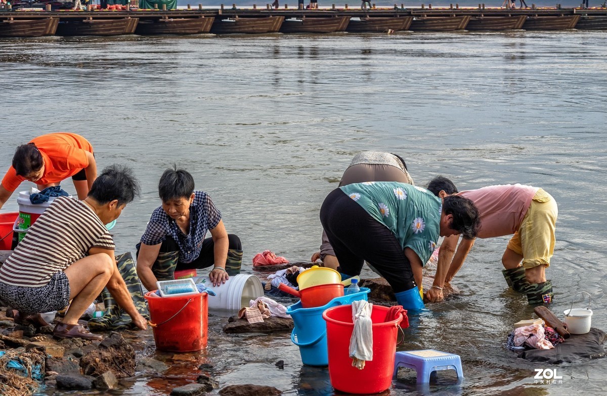 江边洗衣