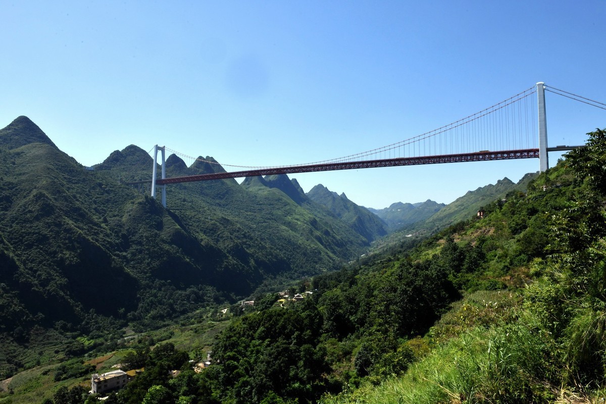 世界第一高的北盘江大桥，垂直高度达565米，横跨贵州和云南两省