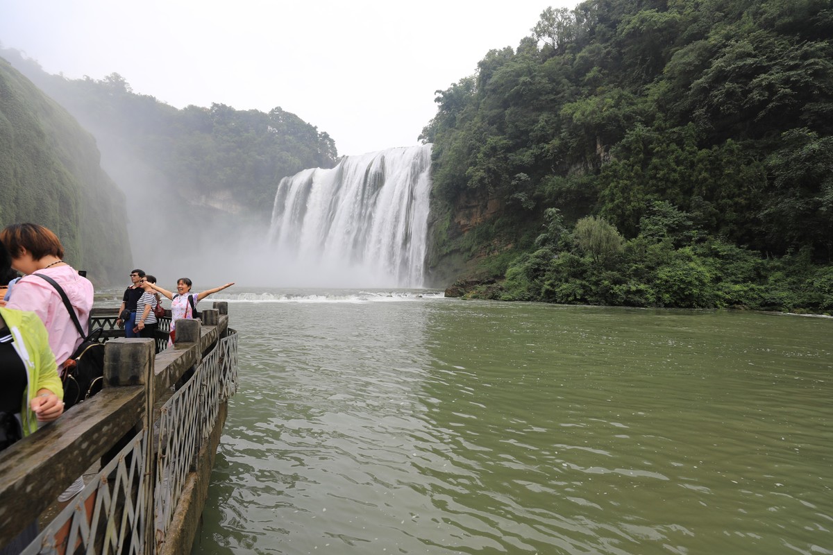 贵州行美丽的黄果树瀑布01