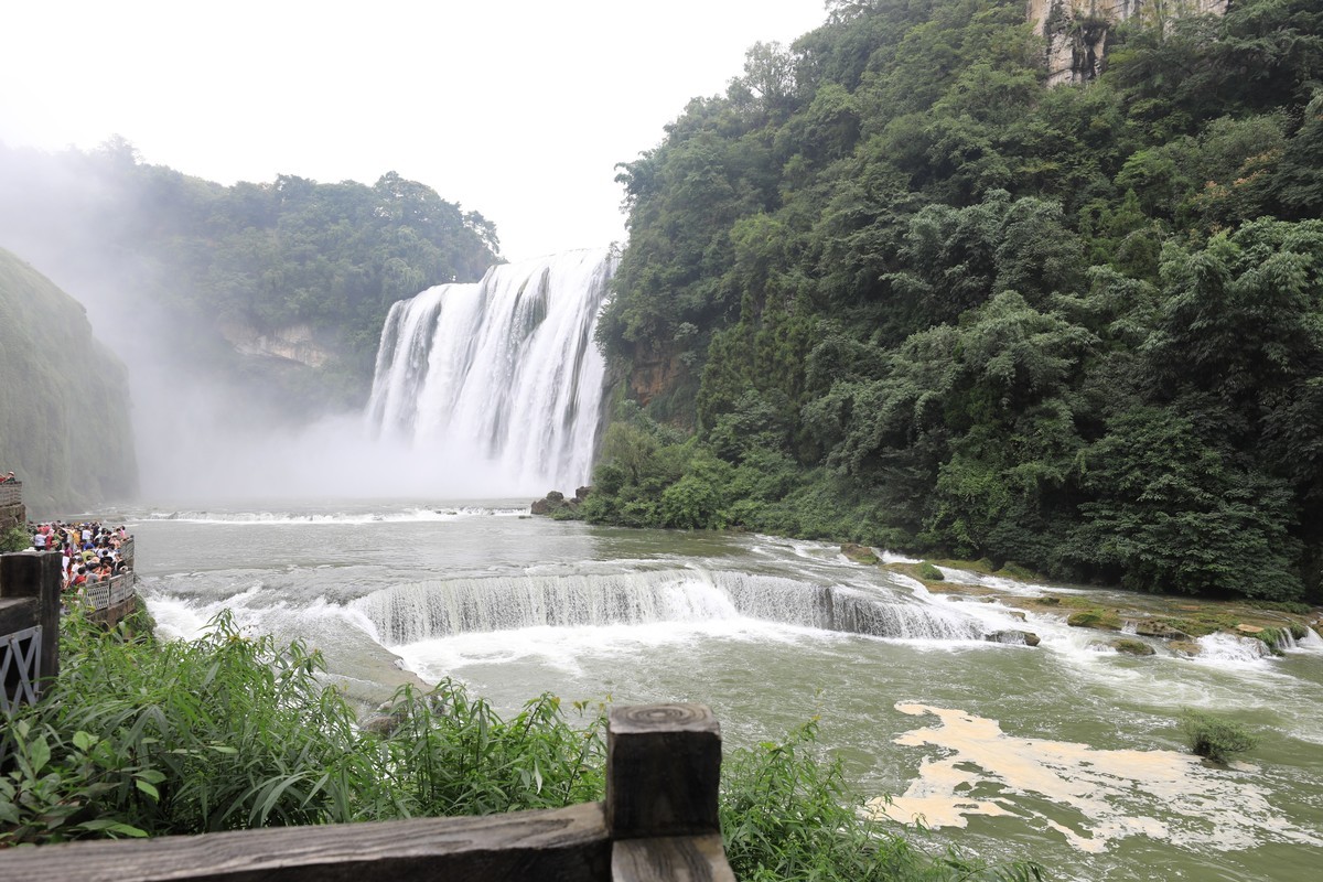 贵州行美丽的黄果树瀑布01