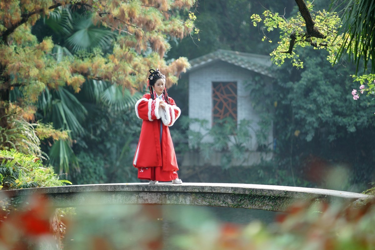 【冬日兰圃汉服少女】---左婷