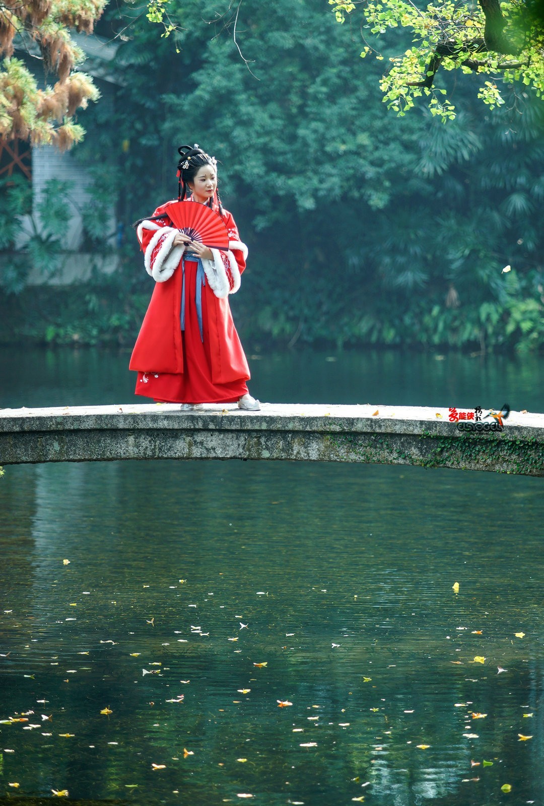 【冬日兰圃汉服少女】---左婷