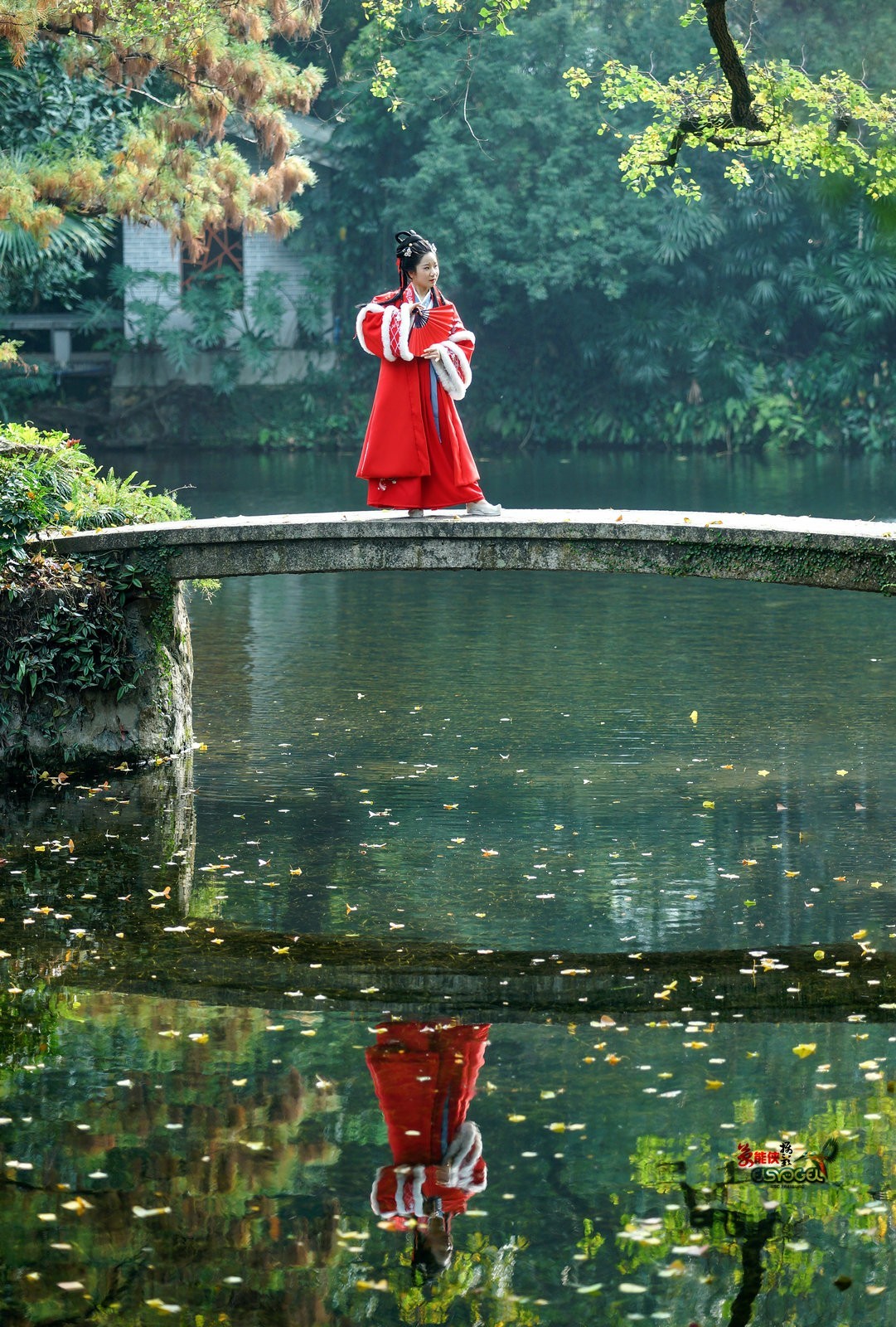 【冬日兰圃汉服少女】---左婷