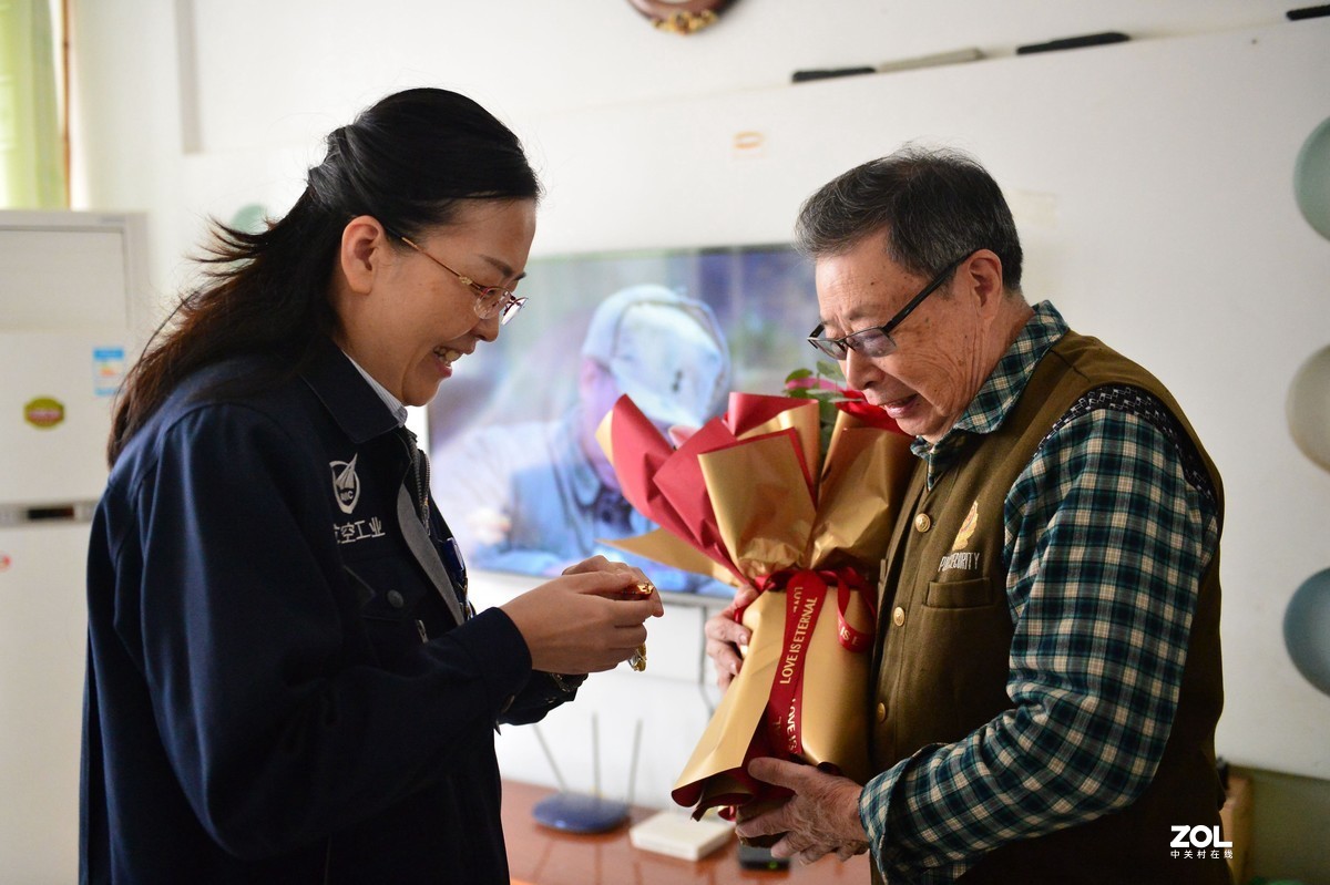 昌飞公司慰问发送《中国人民志愿军抗美援朝70周年》纪念章