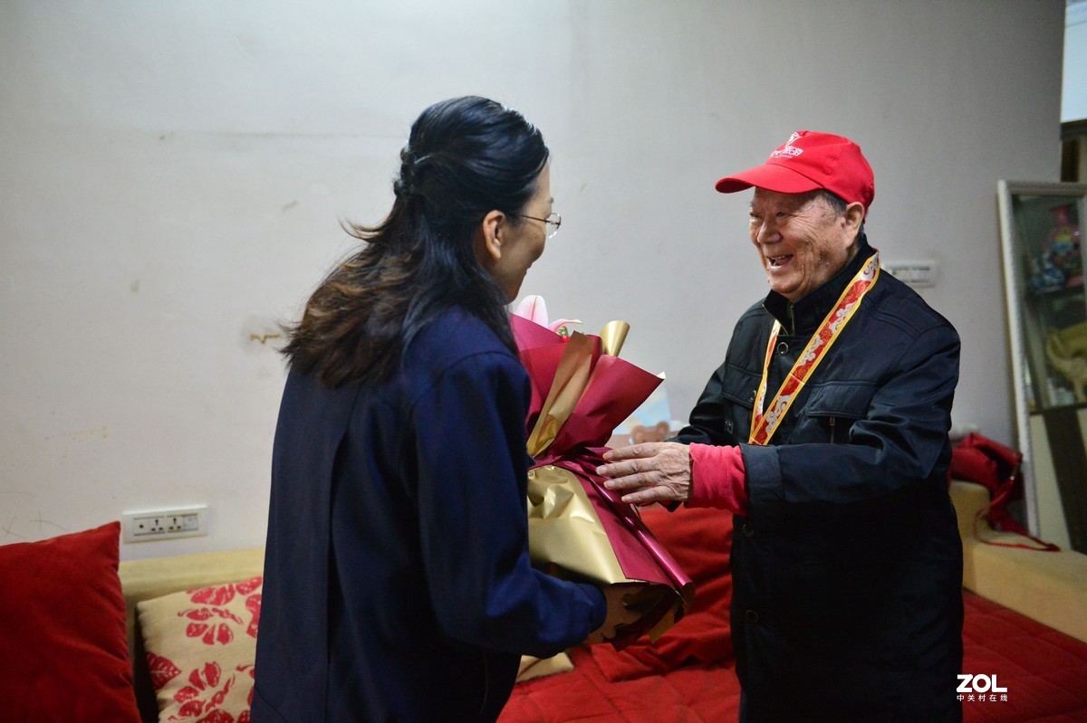 昌飞公司慰问发送《中国人民志愿军抗美援朝70周年》纪念章