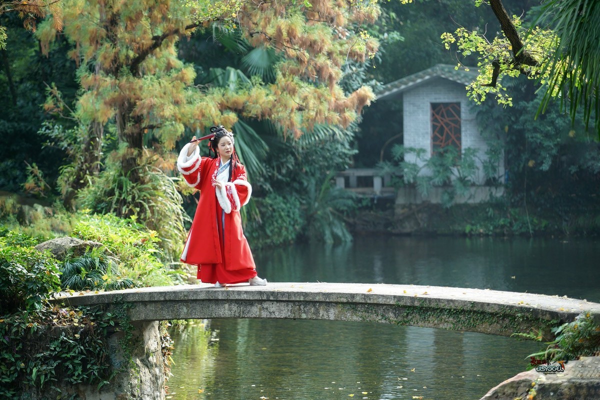 【冬日兰圃汉服少女】---左婷