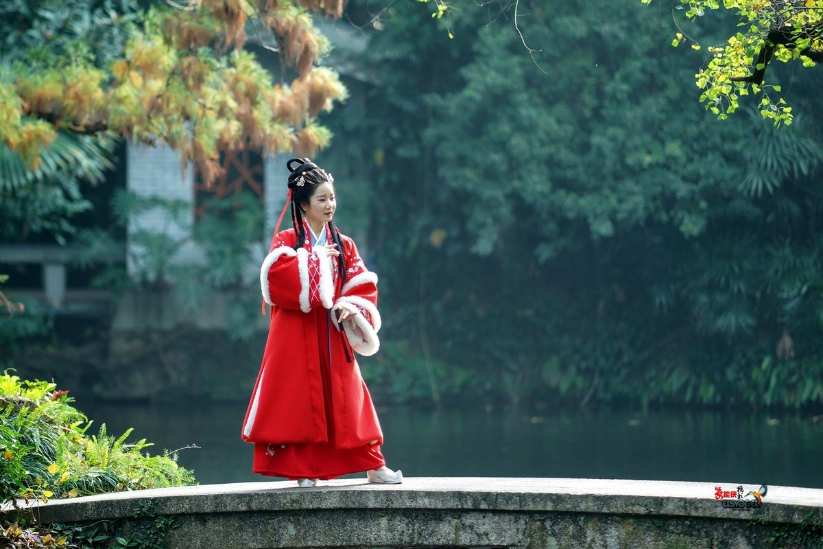 【冬日兰圃汉服少女】---左婷