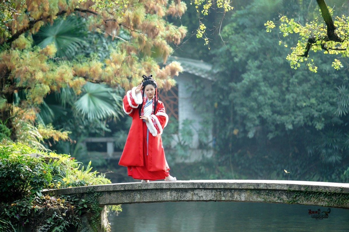【冬日兰圃汉服少女】---左婷