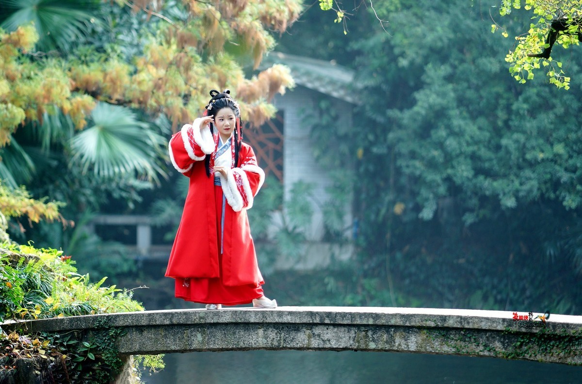 【冬日兰圃汉服少女】---左婷